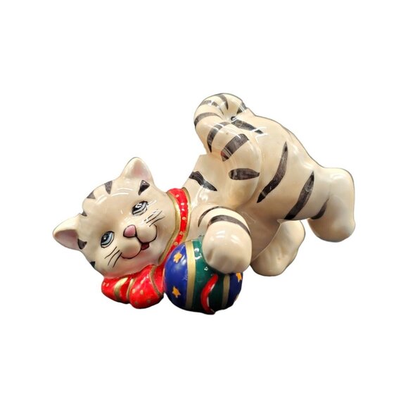 Trio Of Playful Kittens Playing with Circus Balls Porcelain Figurines - Picture 15 of 16